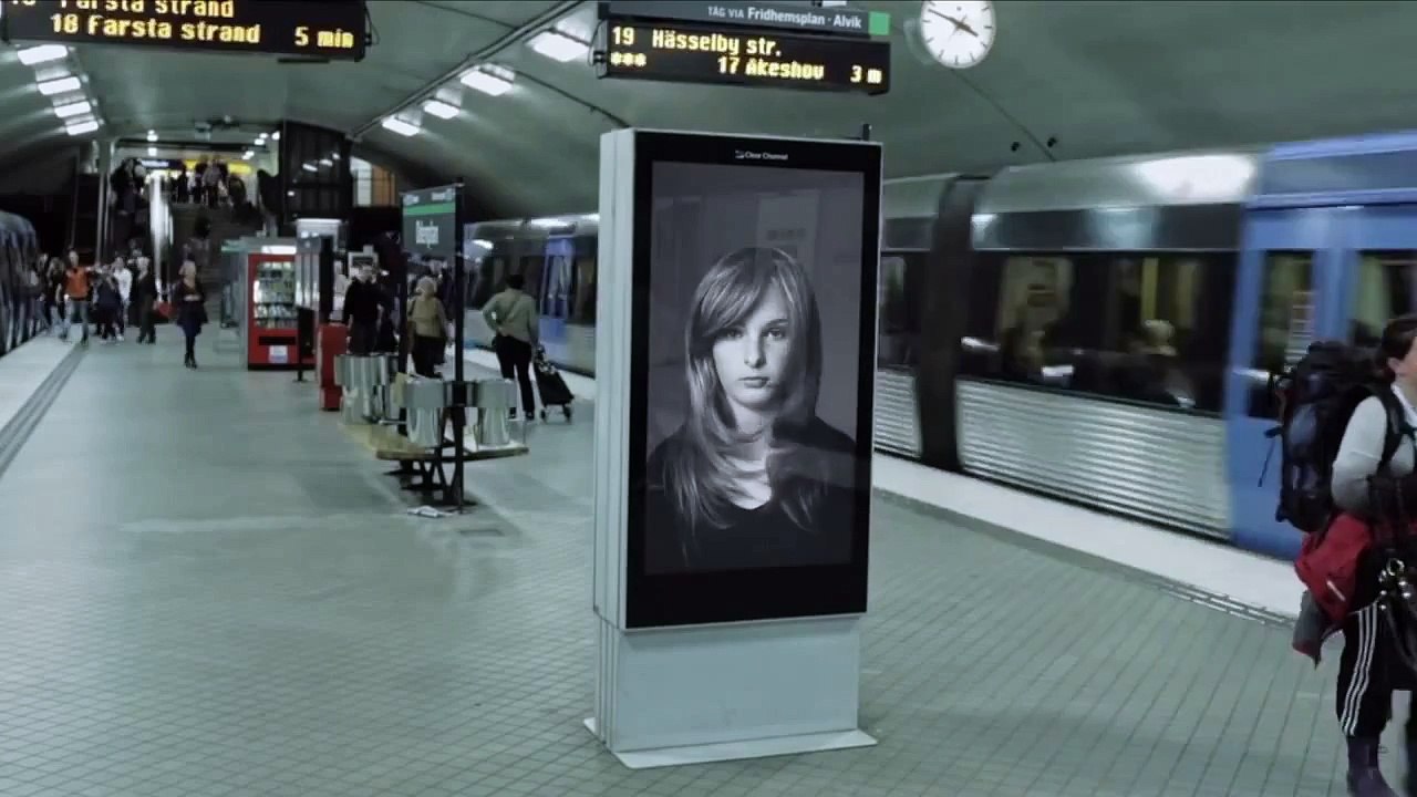 À 14 ans, sa vie ne sera jamais normale. Un terrible secret se cache derrière cette publicité.