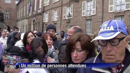 Italie: des fidèles affluent pour voir le Saint Suaire