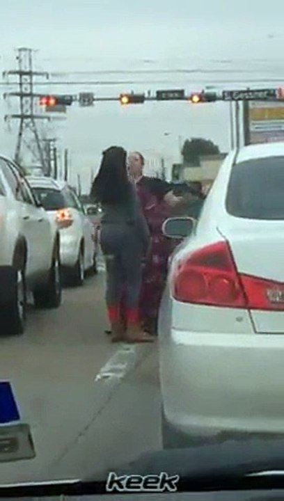girls fighting on road_boxing