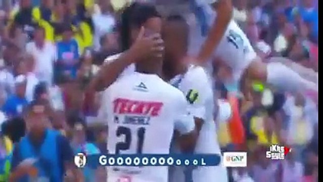 الساحر رونالدينيو يسجل هدفين فى 4 دقائق لعبها