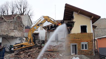 Caterpillar CAT 325B EN UNA DEMOLICIÓN DE UNA CASA | Maquinaria Pesada