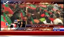 PTI Worker ne pole per charh kar MQM ka jhanda utar kar PTI ka jhanda laga diya