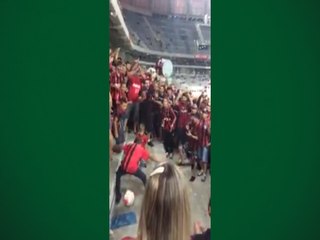 Torcida do Furacão vira de costas para jogo para ver 'pelada' de crianças