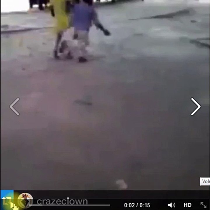 Une incroyable petite joueuse qui dribble les hommes.