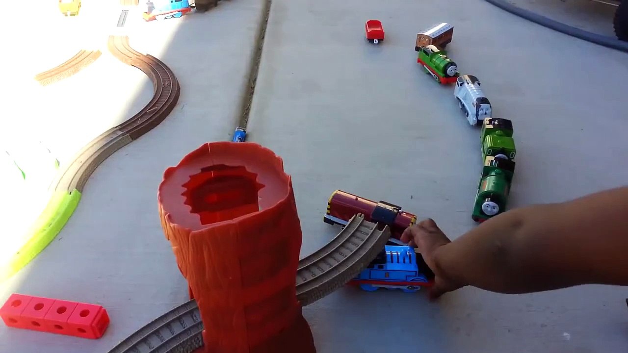 Thomas and Friends-Thomas Goes Through The Misty Island Rescue Tunnel