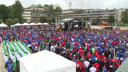 Colombianos homenageiam soldados mortos