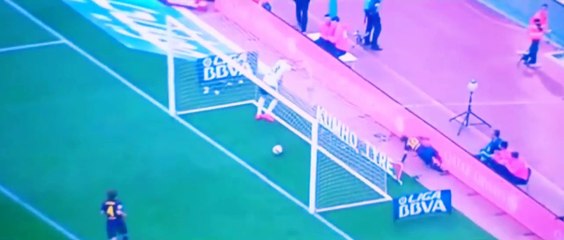 Lionel Messi tombe tête la première en voulant fêter son 400ème but