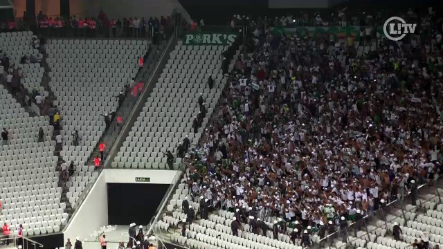 Palmeirenses e corintianos arremessam cadeiras entre setores da Arena