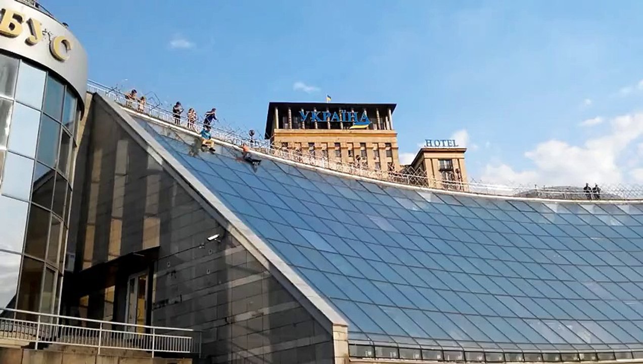 2 Mecs Ivres Tombent d'un Toit