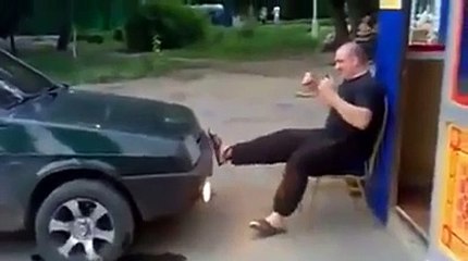 Bloquer une voiture avec ses jambes