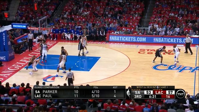 Blake Griffin déborde Aron Baynes pour lui dunker dessus