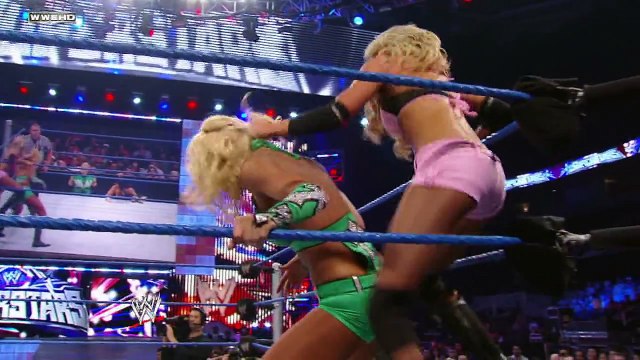 WWE Superstars: Kelly Kelly vs. Michelle McCool