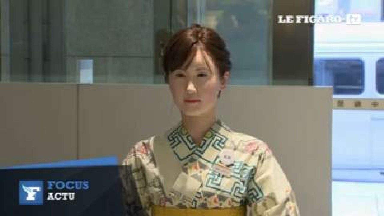 Japon : une hôtesse androïde accueille les clients d'un grand magasin