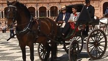 El colorido de los coches de caballos luce en el centro de Sevilla en vísperas de la Feria