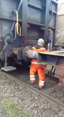 Dangereuse technique pour accoupler deux wagons : dingue
