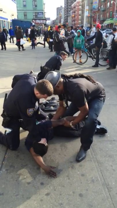 Un policier en civil vient donner un coup de main
