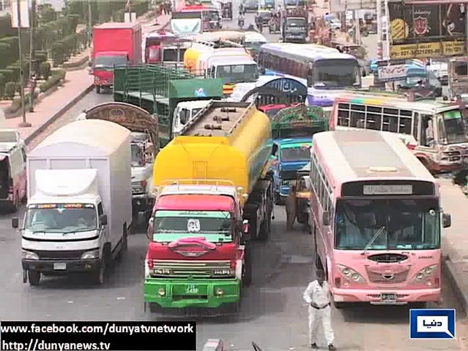 Dunya News-Containers placed near Aisha Manzil removed after 11 hours of PTI rally