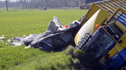 Vrachtwagen belandt in de sloot, lading huisvuil in het weiland - RTV Noord