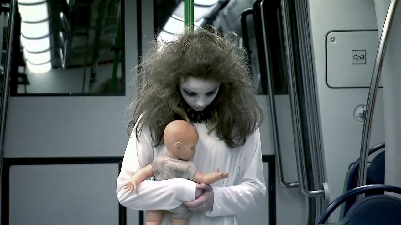 Câmera Escondida - Menina Fantasma Ataca no Metrô - Programa Sílvio Santos 19-04-2015