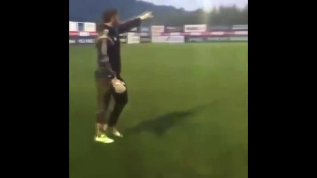 Le gardien de Besiktas Günay Güvenç réussit un but impossible grâce à un effet rétro exceptionnel