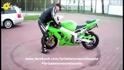 Spaccare la moto è un gioco da ragazzi...