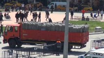 Taksim'e Polis Barikatları Getirildi