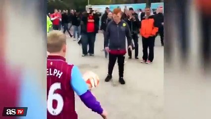 Une policière fait une brésilienne avec des enfants avant Aston Villa - Liverpool