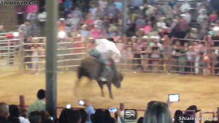 LAMENTABLE JARIPEO FATAL LE CAE EL TORO ENCIMA AL JINETE ACCIDENTE EN EL RUEDO Y ALGUNAS PERSONAS SE PELEAN A GOLPES A MEDIO ESPECTACULO ABRIL 2015