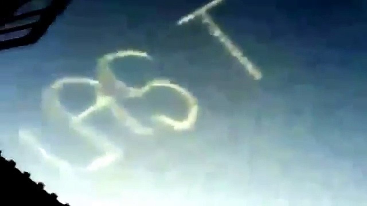 CHEMTRAIL PILOT WRITES "LAST CHANCE" WITH HIS JET ABOVE NYC