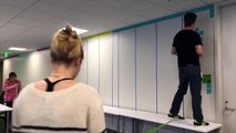 Funcionários de escritório usam post-its para decorar paredes com desenhos de Super-Heróis