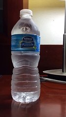 Une bouteille d'eau gèle instantanément à sa sortie du congélateur