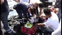 Un velero lleno de inmigrantes encalla en la costa de la isla griega de Rodas