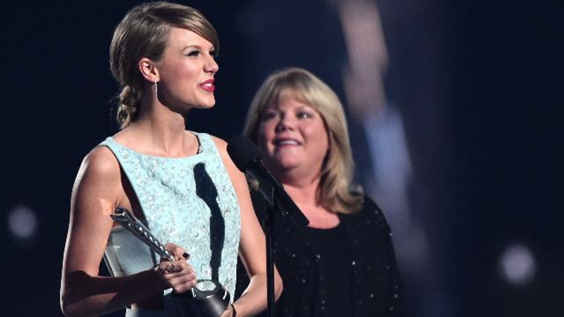 Taylor Swift's Mom Tearfully Presents Her with Milestone Award at ACM's