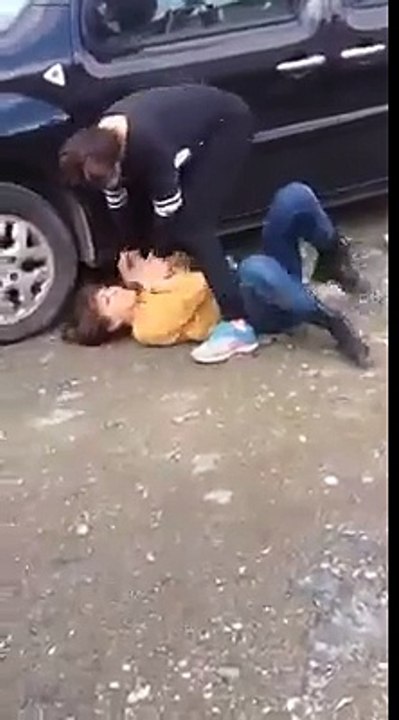 Kavga eden ergen kızlar