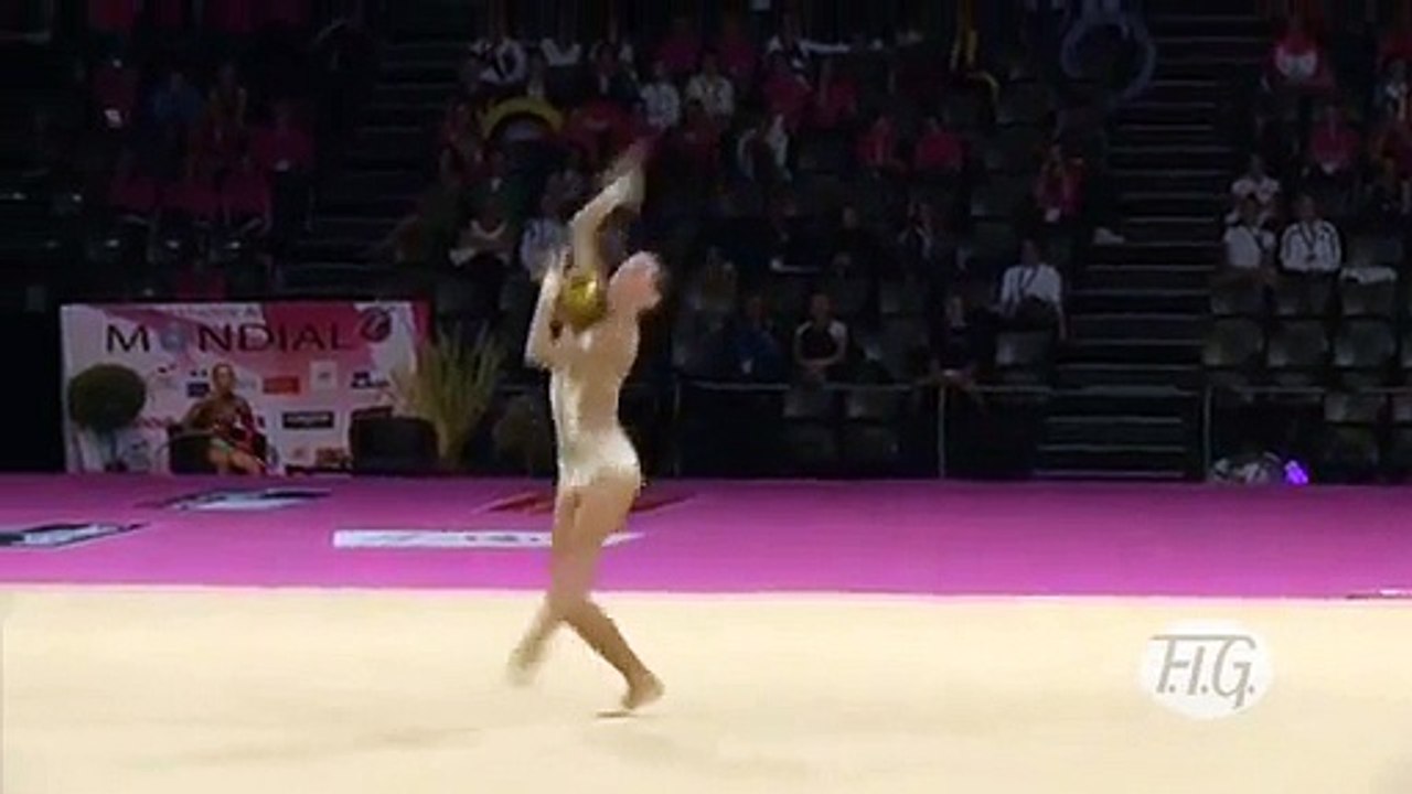 Une Gymnaste offre un incroyable spectacle dès la première seconde.