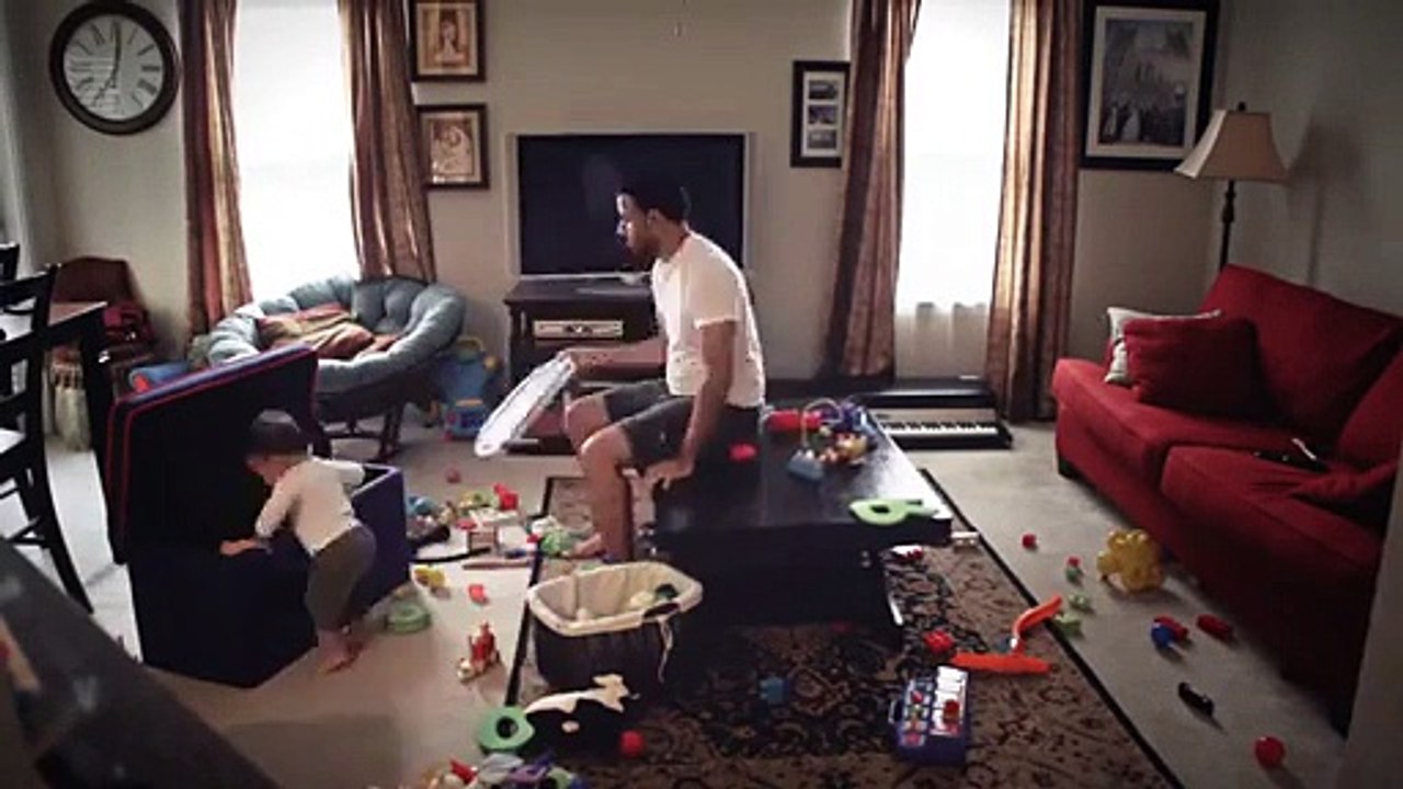 Bébé à la maison avec papa.