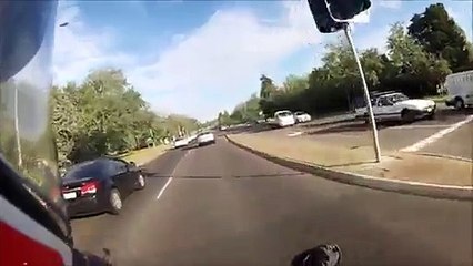 Un motard se fait violemment percuter, mais fait preuve d'un calme olympien