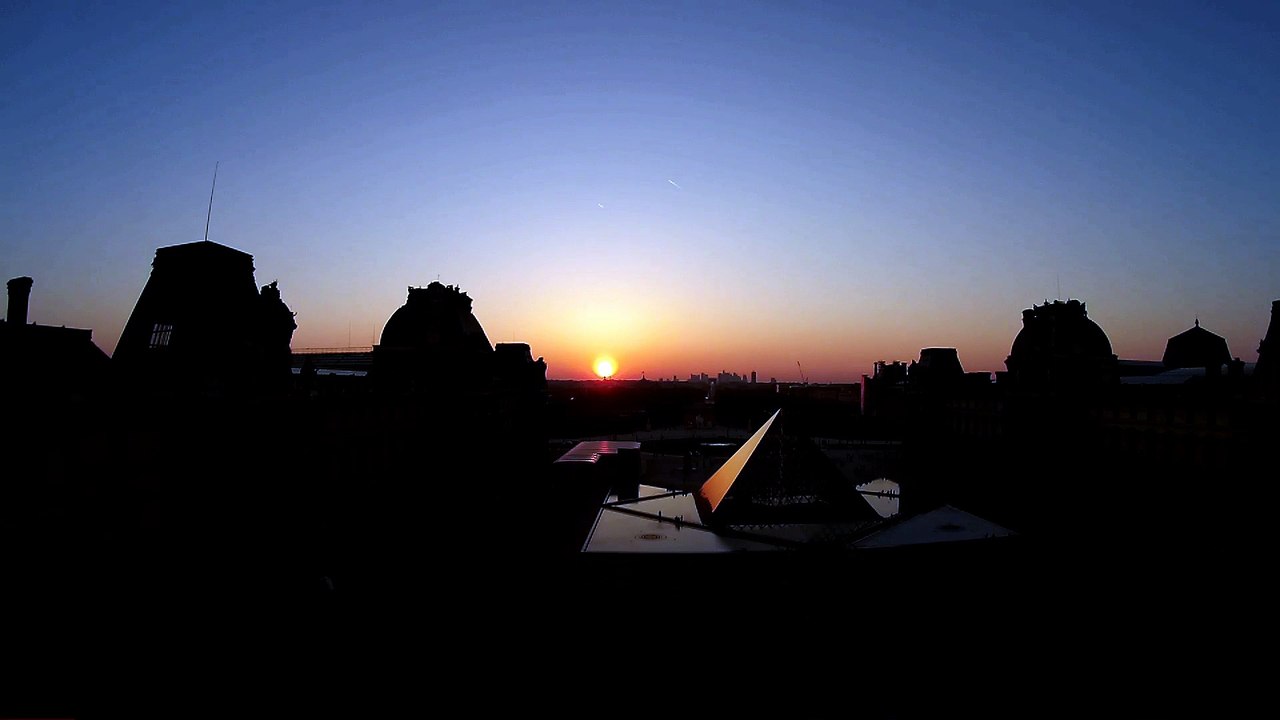 Time lapse couché de soleil au Louvre