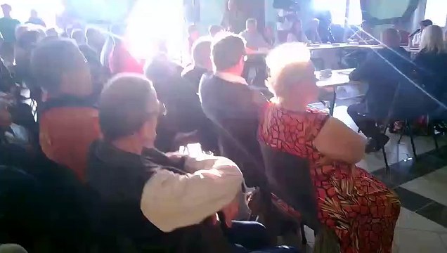 Les Lensois entonnent Lensois pas d'accord au moment du vote de la motion de méfiance contre Isabelle Galant