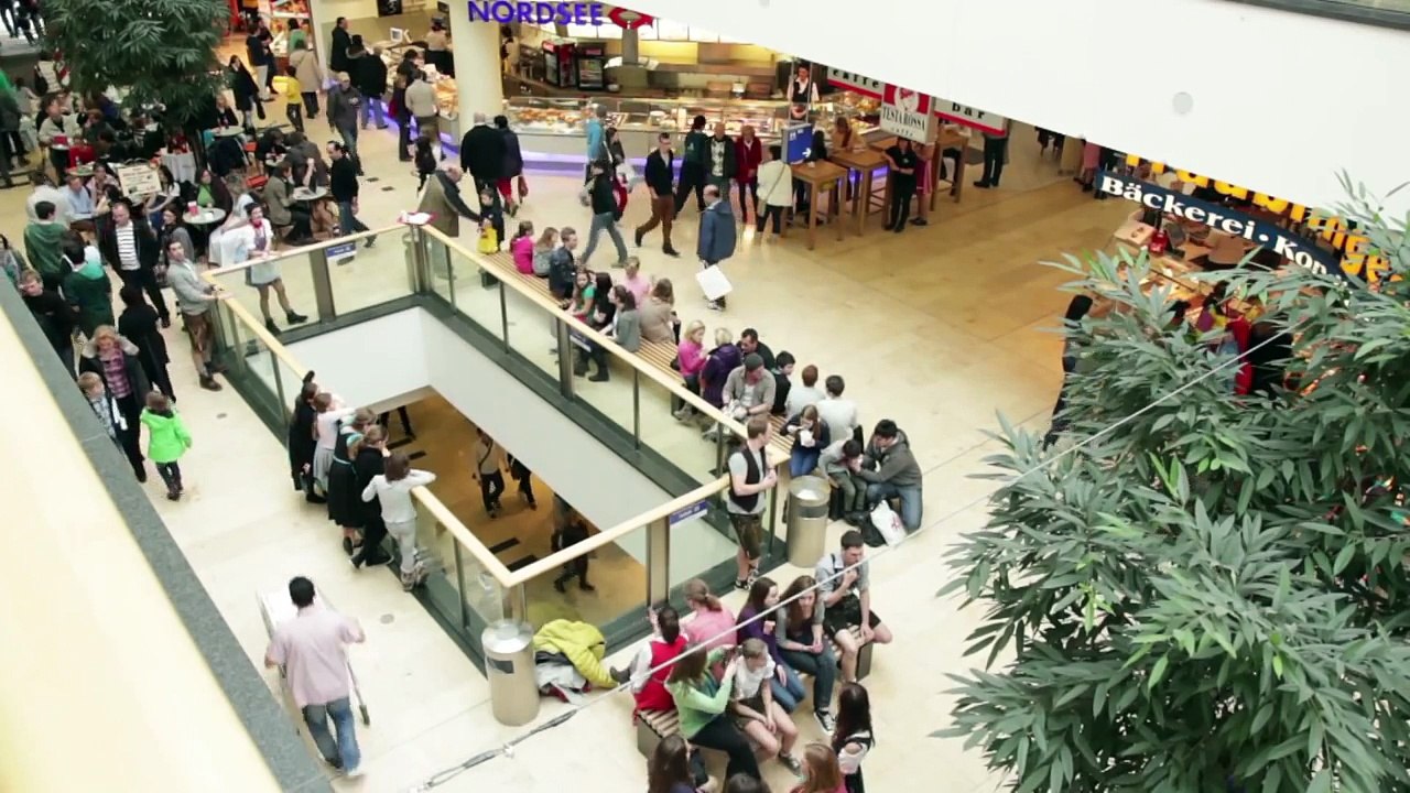 voXXclub - "Rock mi" Flashmob in den Riem Arcaden in München
