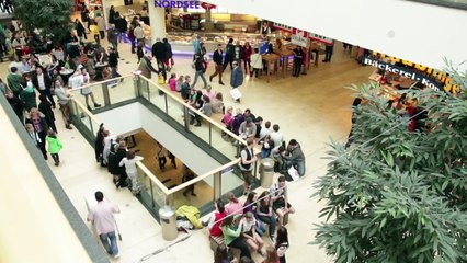 voXXclub - "Rock mi" Flashmob in den Riem Arcaden in München
