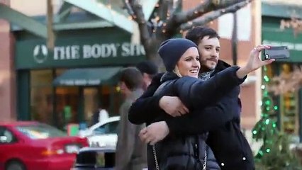 Yoldan Geçen İnsanlarla Selfie Çekmek