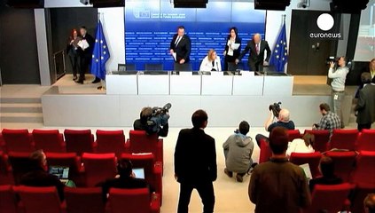 Video herunterladen: Migranti, la Commissione Ue presenta un piano in 10 punti contro scafisti e trafficanti. Ma i rifugiati protestano