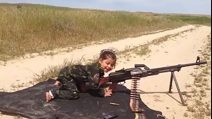 Djevojčica puca iz mitraljeza