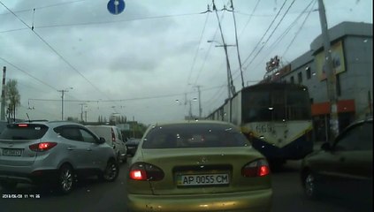 ВИДЕО жесткого ДТП в Запорожье: скорая помощь сбила молодую женщину...