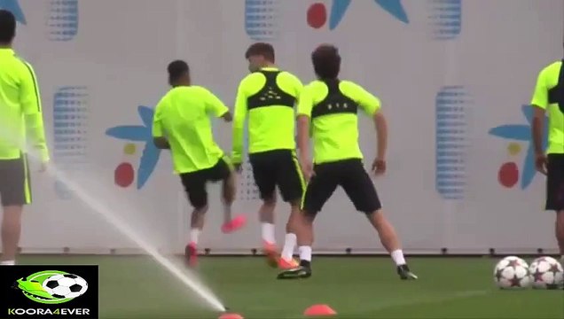 Pique rentre un petit pont talonnade sur Dani Alves - FC Barcelone 2015