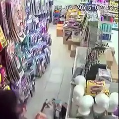 ELLE vole un sachet de méche et le met sous la jupe
