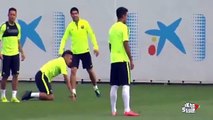 Neymar puso de rodillas a Luis Suárez con este golpe (VIDEO)