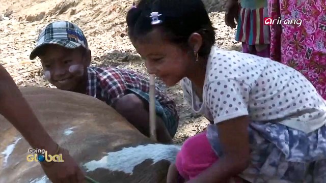 A photographer in his late sixties has settled down in Myanmar to capture the lives of its people and its sceneries on his camera 미얀마의 사람과 풍경을 카메라에 담고 있는 황혼의 사진 작가
