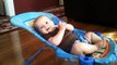 Un bébé fait des abdos sur son lit : en mode tablette de chocolat!